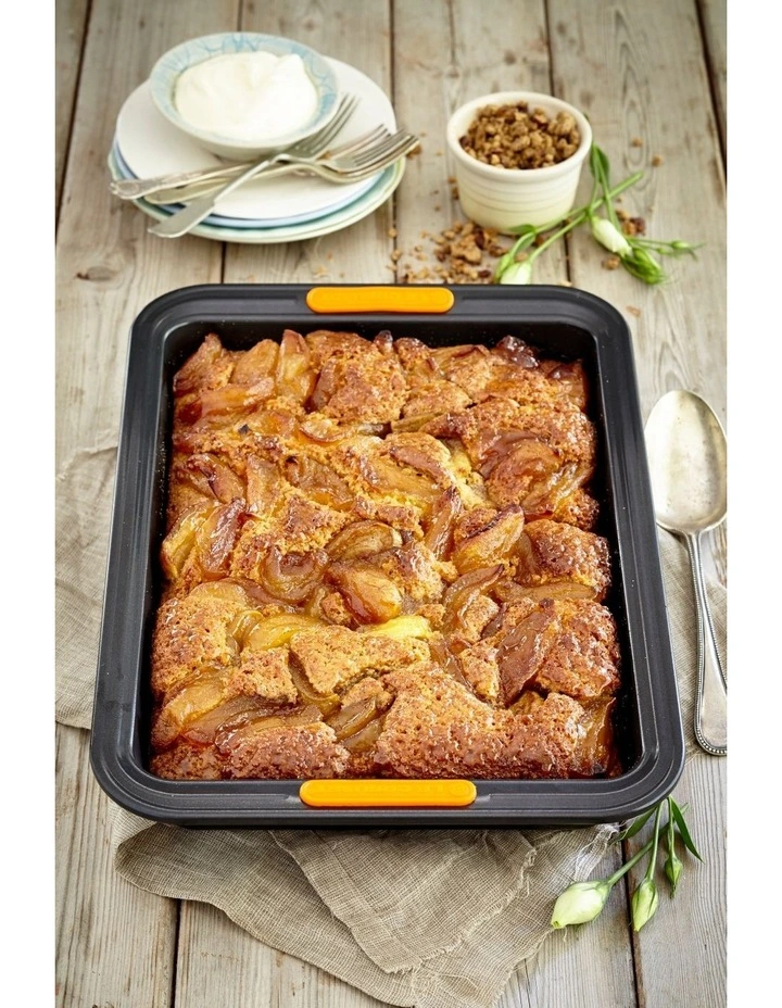 Buy π Le Creuset Bakeware 28cm Rectangular Cake Tin π 2 Buy π Le Creuset Bakeware 28cm Rectangular Cake Tin π - Image 2